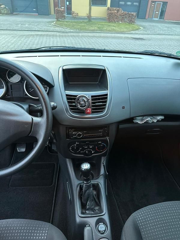 Gebraucht Peugeot 206+ 68 PS (50 kW) 2011 Schwarz Kleinwagen