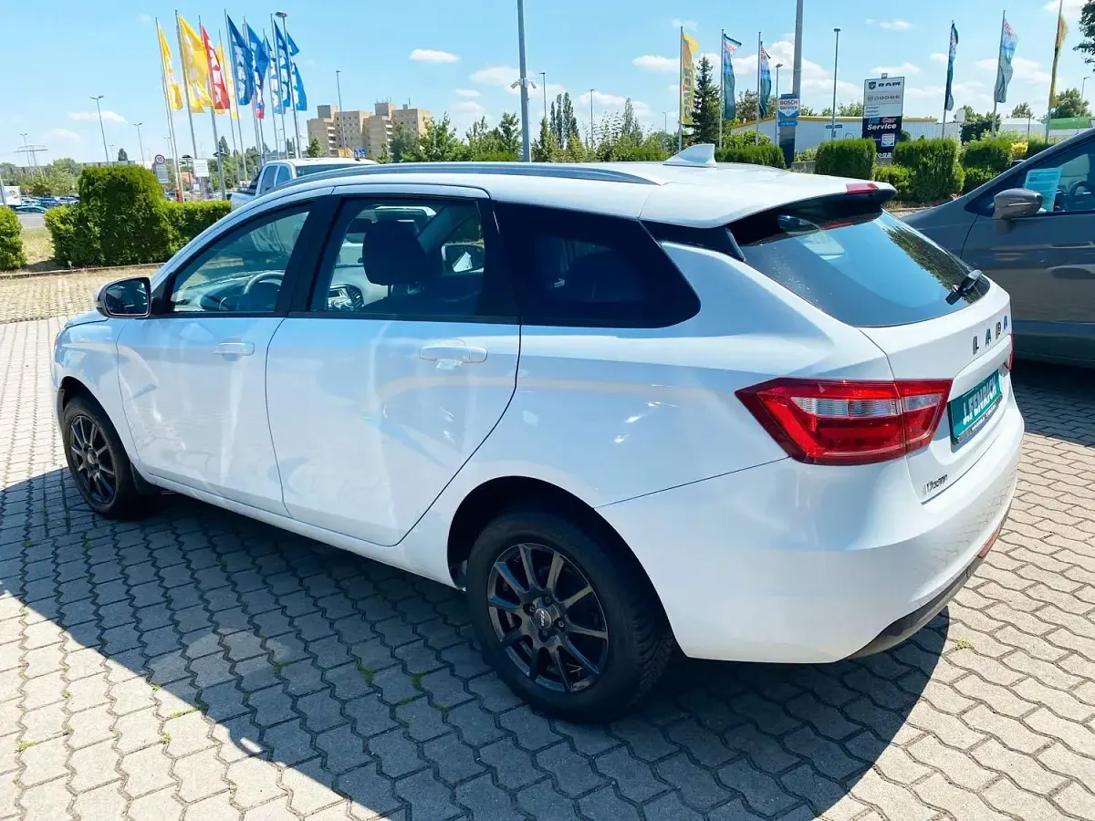 Gebraucht Lada Vesta 106 PS (77 kW) 2019 Weiß Kombi