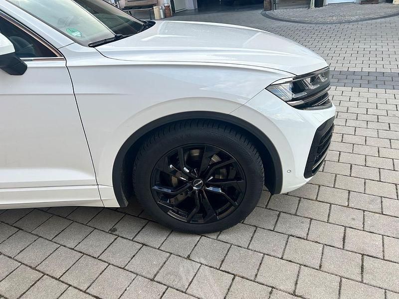 Gebraucht VW Touareg 231 PS (169 kW) 2024 Schwarz SUV