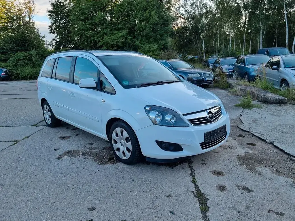 Gebraucht Opel Zafira Family 140 PS (102 kW) 2013 Weiß Van / Kleinbus