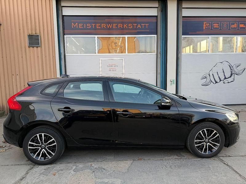 Gebraucht Volvo V40 Momentum 120 PS (88 kW) 2017 Schwarz Limousine