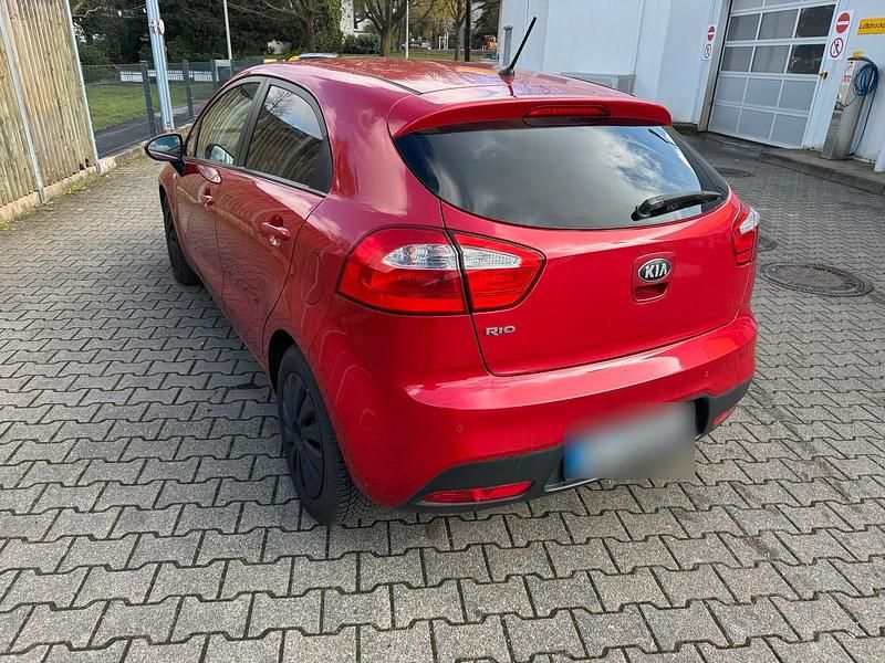 Gebraucht Kia Rio 86 PS (63 kW) 2013 Rot Kleinwagen
