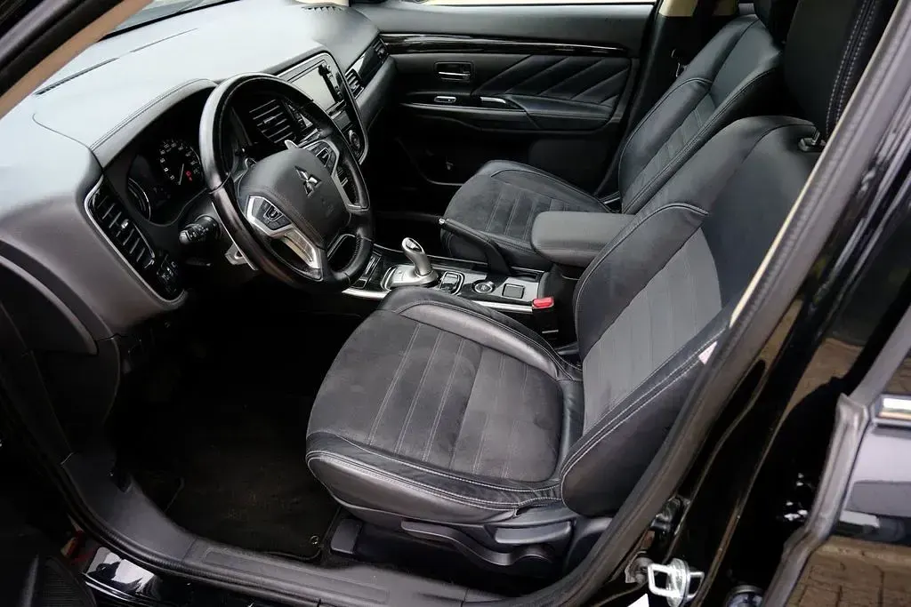 Gebraucht Mitsubishi Outlander P-HEV Edition 121 PS (88 kW) 2015 Schwarz SUV
