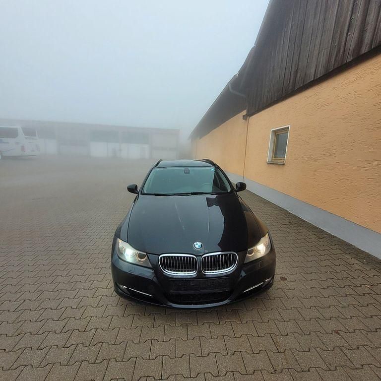 Gebraucht BMW 320 163 PS (119 kW) 2011 Schwarz Limousine