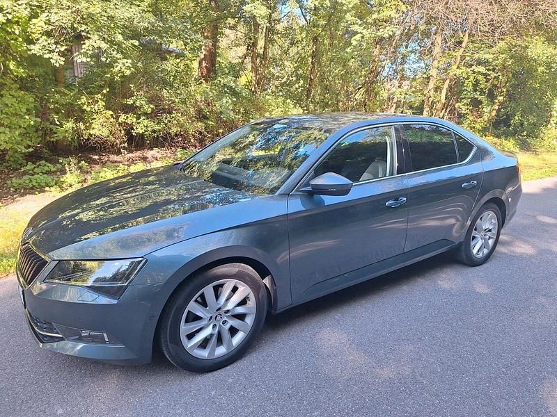 Grau Gebraucht 2017 Skoda Superb Style Limousine | 22.100 € (Fairer Preis) - Bild 1/4
