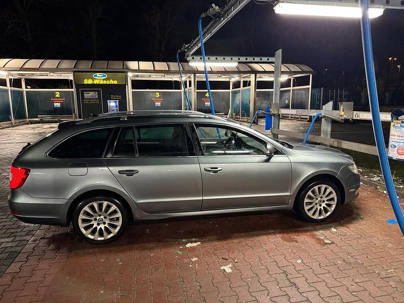 Gebraucht Skoda Superb 170 PS (125 kW) 2014 Grau Kombi