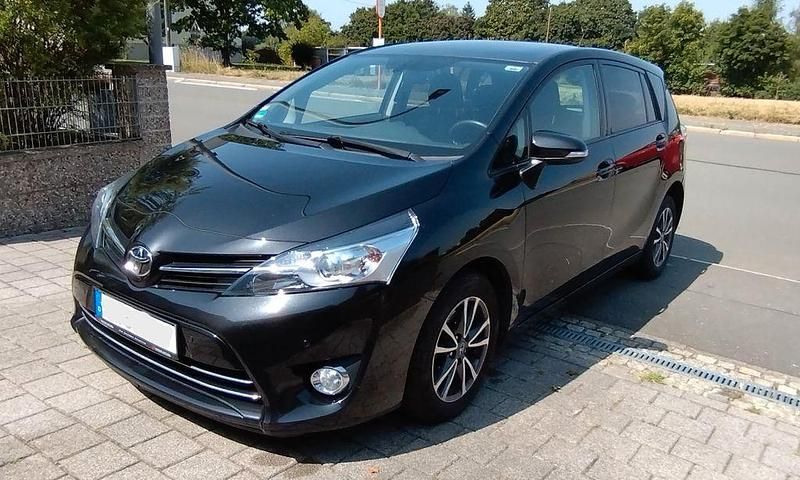 Schwarz Gebraucht 2015 Toyota Verso Skyview Edition Van / Kleinbus | 11.700 € (Fairer Preis) - Bild 1/4