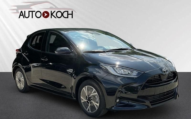 Schwarz Neu 2025 Toyota Yaris Hybrid Limousine | 23.690 € (Guter Preis) - Bild 1/4