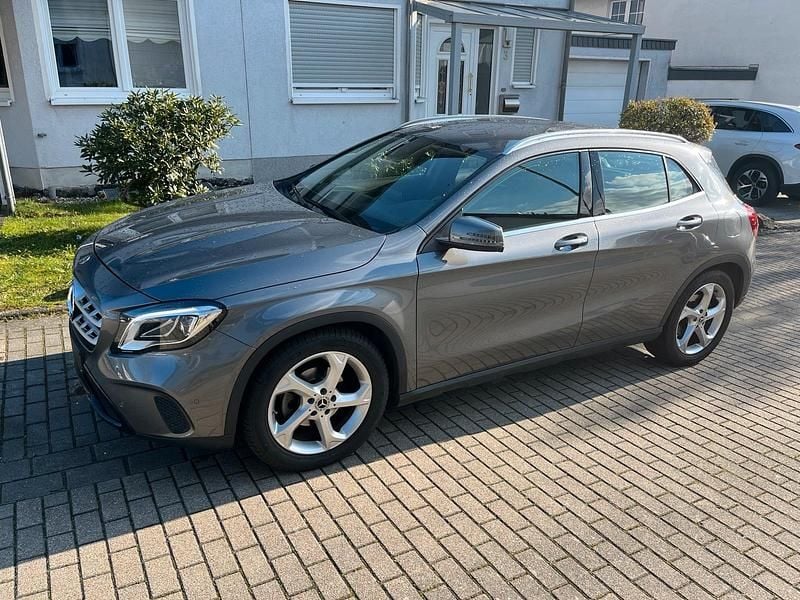 Gebraucht Mercedes GLA180 122 PS (89 kW) 2019 Grau SUV