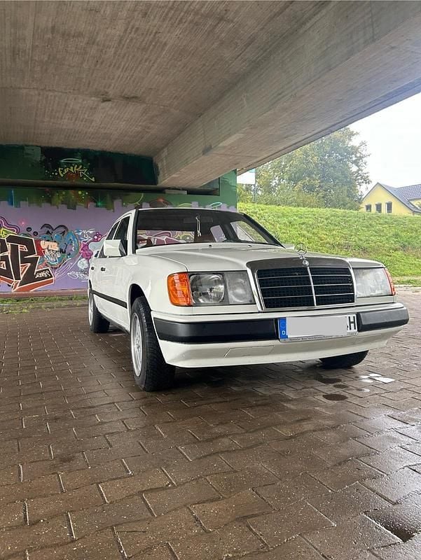 Weiß Gebraucht 1986 Mercedes E250 Kombi | 10.450 € - Bild 1/4