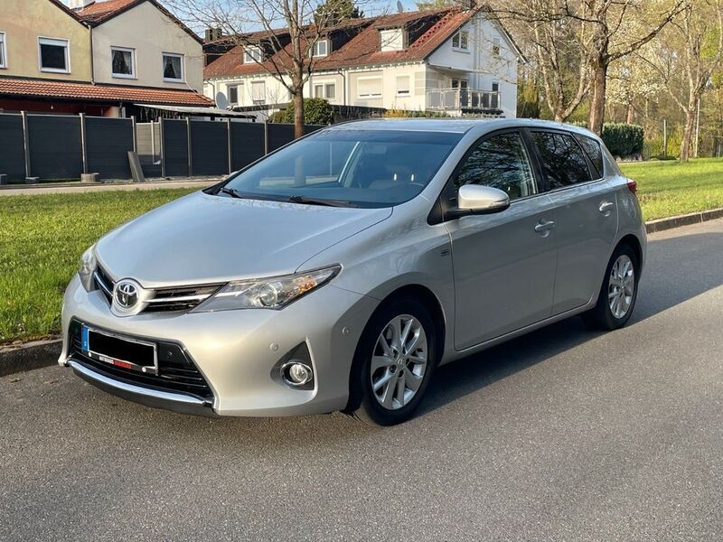 Silber Gebraucht 2014 Toyota Auris Comfort Limousine | 10.100 € (Etwas zu teuer) - Bild 1/4