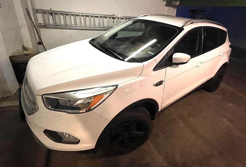 Weiß Gebraucht 2017 Ford Kuga Cool & Connect SUV | 12.700 € (Fairer Preis) - Bild 1/4