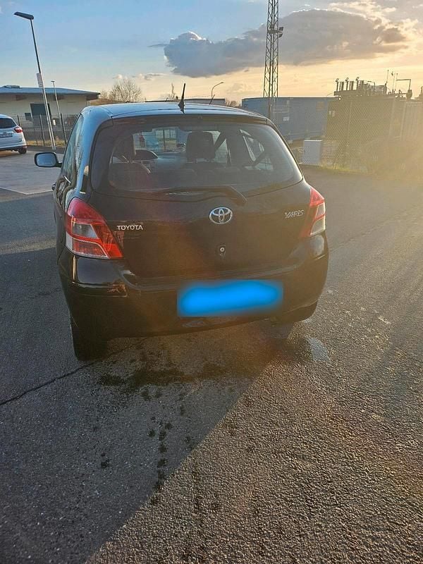 Gebraucht Toyota Yaris 69 PS (50 kW) 2010 Schwarz Kleinwagen