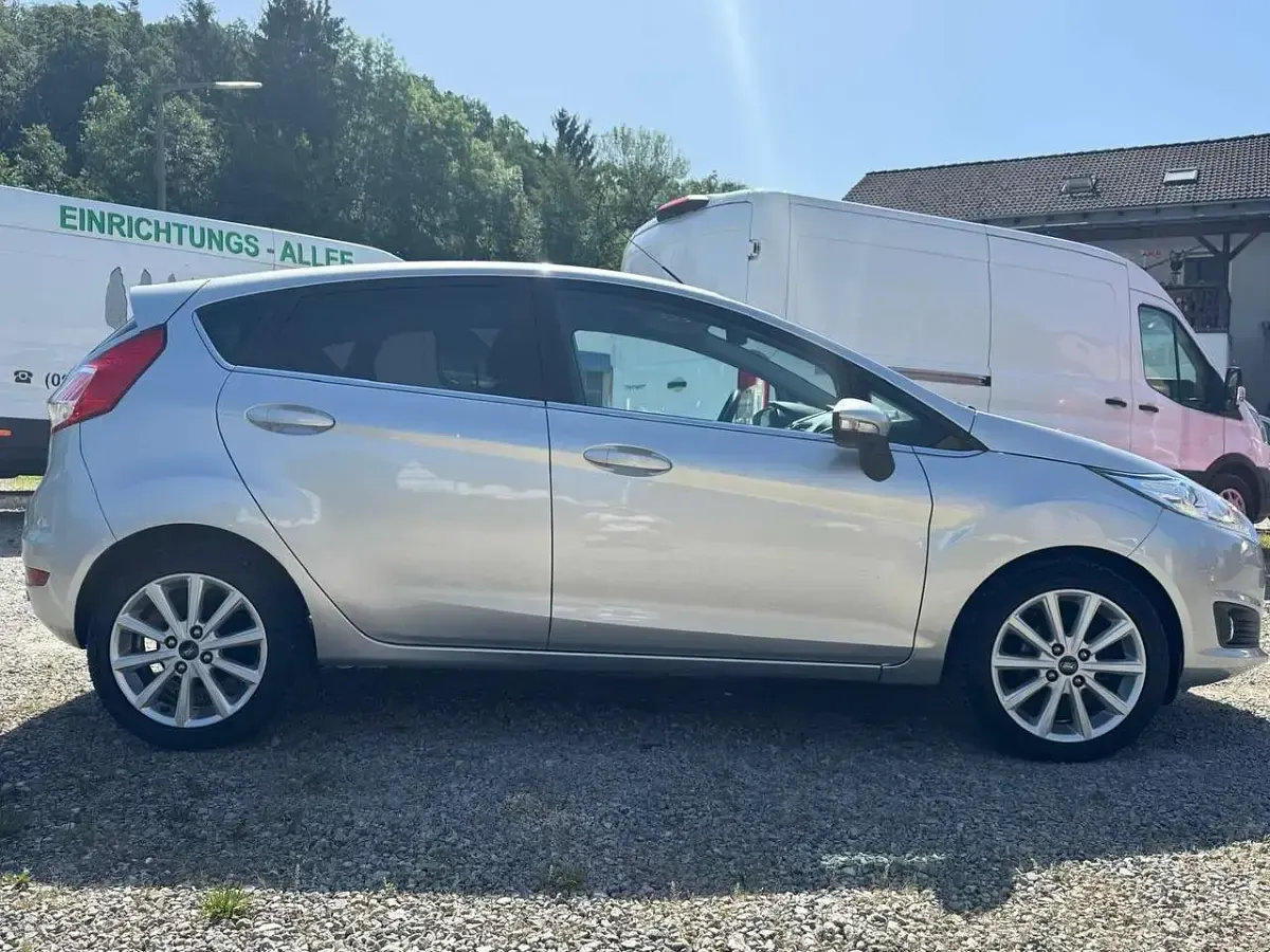 Gebraucht Ford Fiesta Titanium 95 PS (69 kW) 2016 Polarsilber metallic Kleinwagen