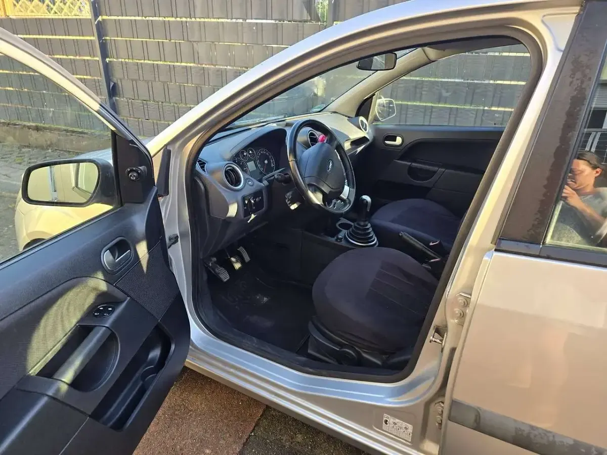 Gebraucht Ford Fiesta 80 PS (58 kW) 2006 Silber Kleinwagen