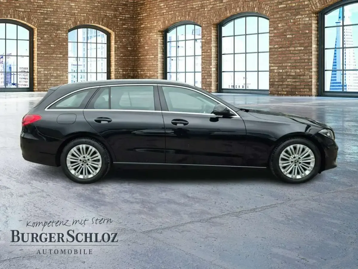 Gebraucht Mercedes C200 163 PS (119 kW) 2024 Metalliclack obsidianschwarz metallic Kombi