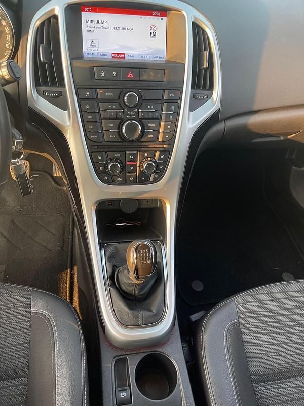 Grau Gebraucht 2015 Opel Astra Limousine | 7.499 € (Fairer Preis) - Bild 1/4