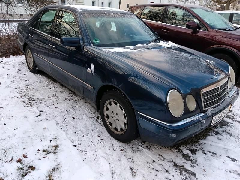 Blau Gebraucht 1998 Mercedes E240 Limousine | 1.799 € (Superpreis) - Bild 1/4