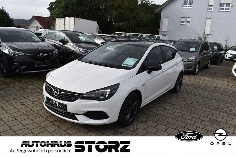 Weiß Gebraucht 2021 Opel Astra Design & Tech Limousine | 13.900 € (Fairer Preis) - Bild 1/4