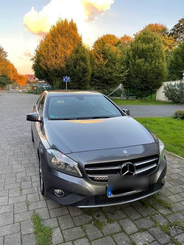 Grau Gebraucht 2015 Mercedes A180 Kleinwagen | 9.800 € (Superpreis) - Bild 1/4