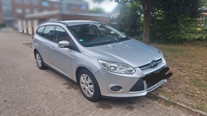 Silber Gebraucht 2012 Ford Focus Trend Limousine | 4.100 € (Guter Preis) - Bild 1/4