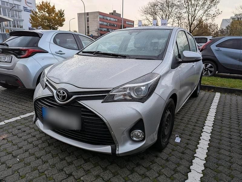 Silber Gebraucht 2017 Toyota Yaris Edition-S Kleinwagen | 9.900 € (Fairer Preis) - Bild 1/4