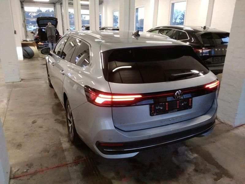 Gebraucht VW Passat Business 150 PS (110 kW) 2024 Oyster silver Kombi