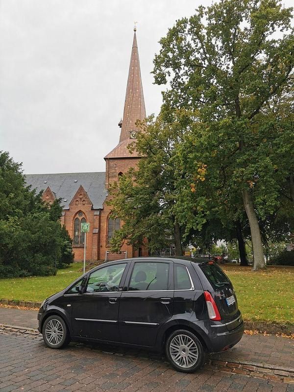 Schwarz Gebraucht 2009 Lancia Musa Van / Kleinbus | 2.950 € - Bild 1/4