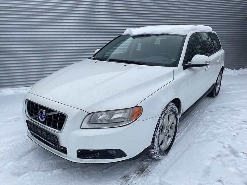 Weiß Gebraucht 2010 Volvo V70 Kinetic Kombi | 2.790 € (Superpreis) - Bild 1/3