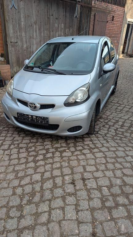 Gebraucht Toyota Aygo Cool 68 PS (50 kW) 2011 Silber Kleinwagen
