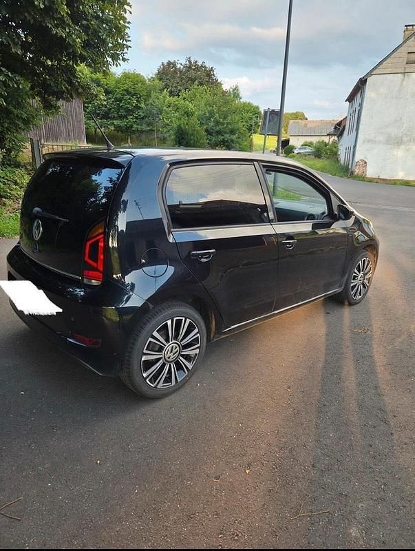 Second-hand VW up! Edition 90 CP (66 kW) 2018 Negru Hatchback