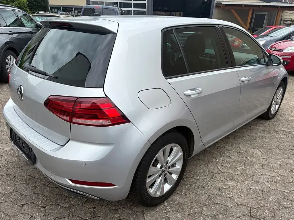 Gebraucht VW Golf VII 150 PS (110 kW) 2019 Reflexsilber Limousine