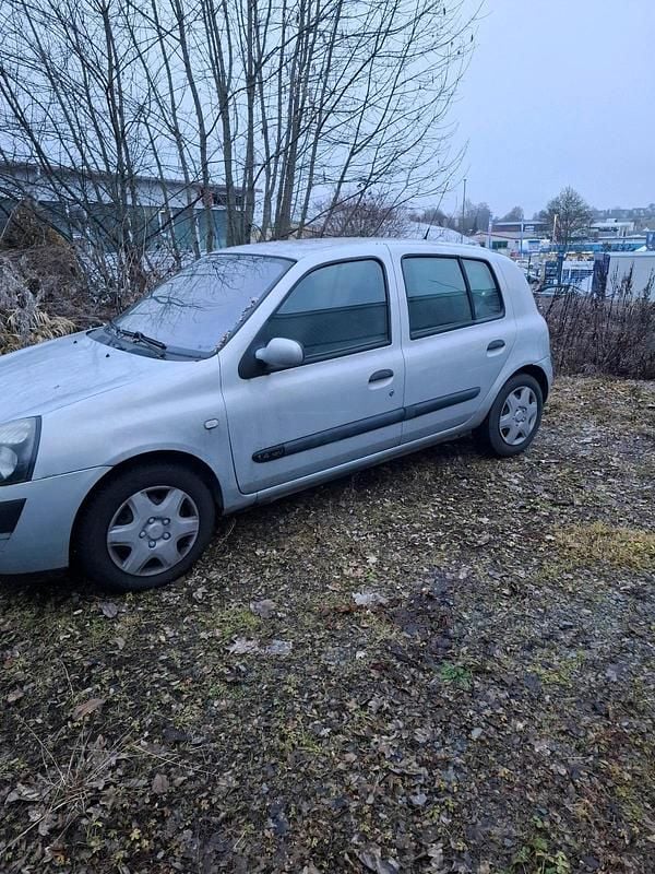 Gebraucht Renault Clio II 98 PS (72 kW) 2003 Silber Kleinwagen