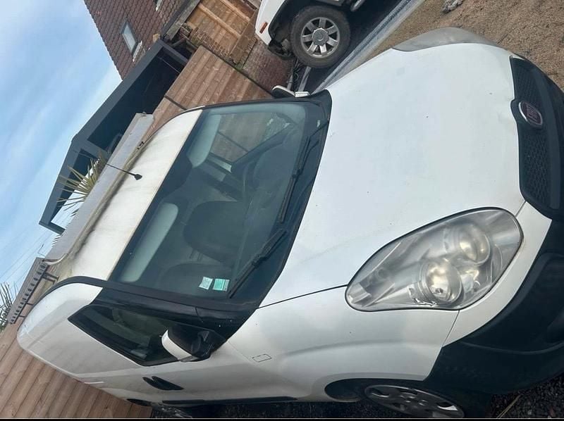 Gebraucht Fiat Doblò 105 PS (77 kW) 2014 Weiß Van / Kleinbus