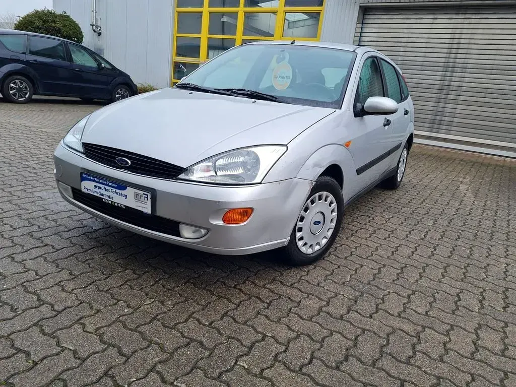Używany Ford Focus 101 KM (74 kW) 2001 Srebrny Sedan/Limuzyna