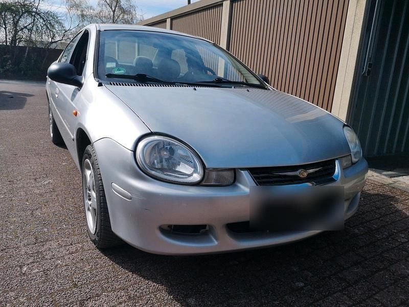 Second-hand Chrysler Neon 133 CP (97 kW) 2000 Argintiu Berlinǎ