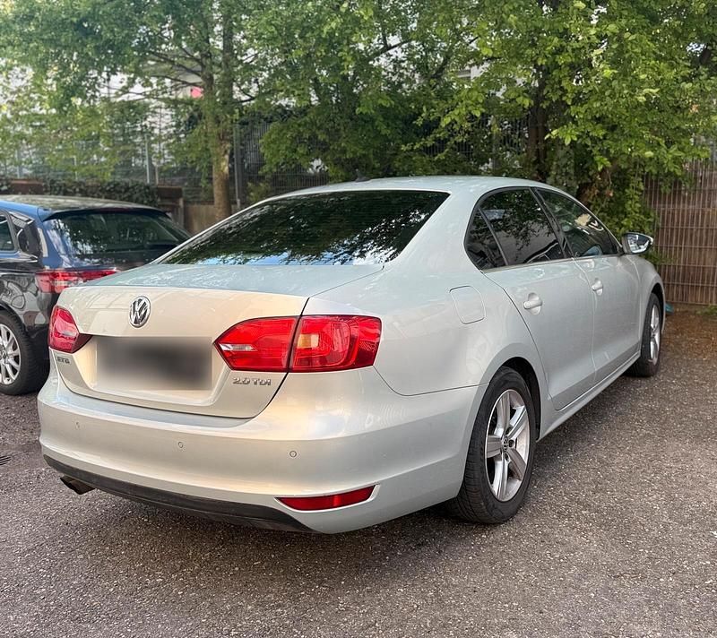 Second-hand VW Jetta 140 CP (102 kW) 2011 Gri Berlinǎ