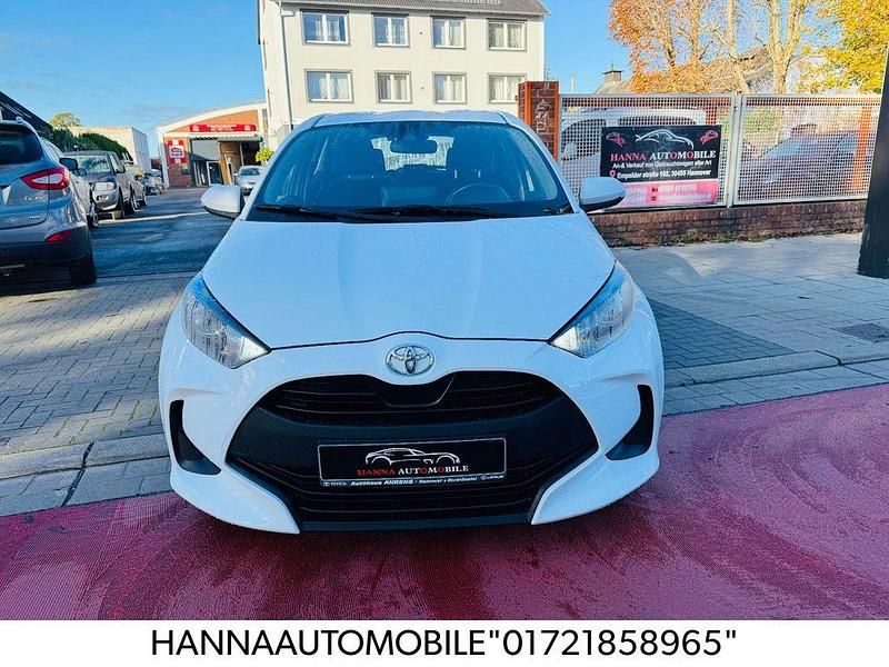 Weiß Gebraucht 2022 Toyota Yaris Comfort Limousine | 11.900 € (Fairer Preis) - Bild 1/4