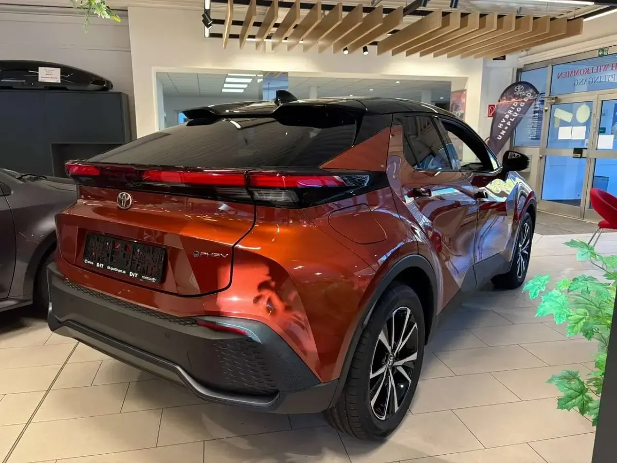 Gebraucht Toyota C-HR 223 PS (164 kW) 2025 Metal oxide (4z3)/ black (202) SUV