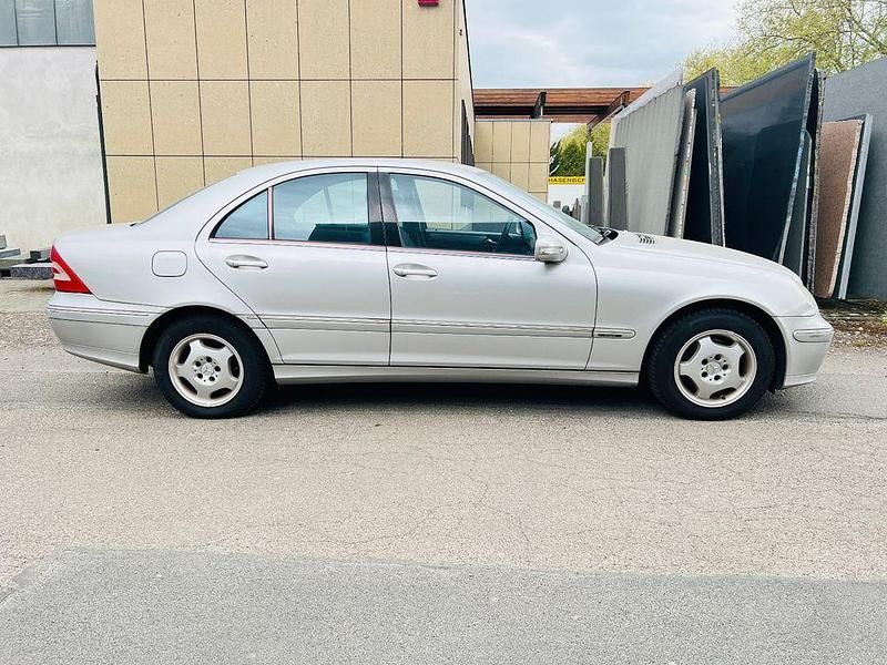Silber Gebraucht 2004 Mercedes C180 Avantgarde Limousine | 1.650 € (Superpreis) - Bild 1/4