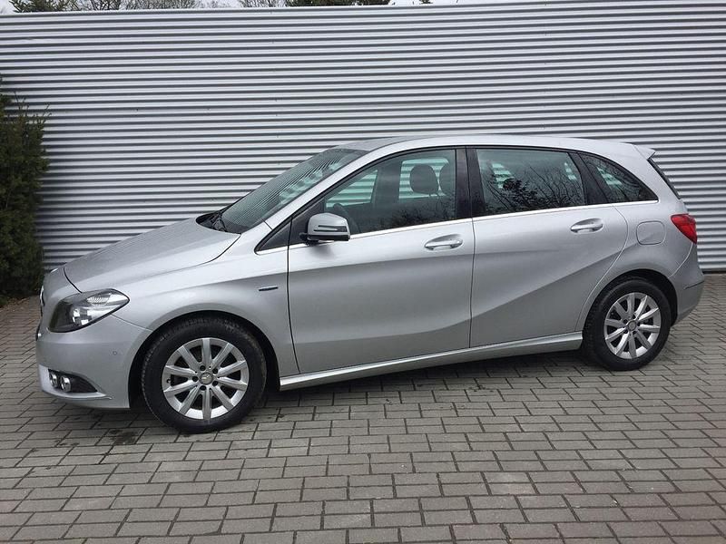 Gebraucht Mercedes B180 122 PS (89 kW) 2012 Silber Van / Kleinbus
