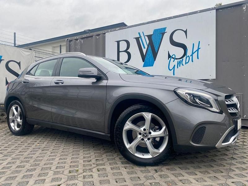 Grau Gebraucht 2017 Mercedes GLA180 Urban SUV | 16.490 € (Fairer Preis) - Bild 1/4
