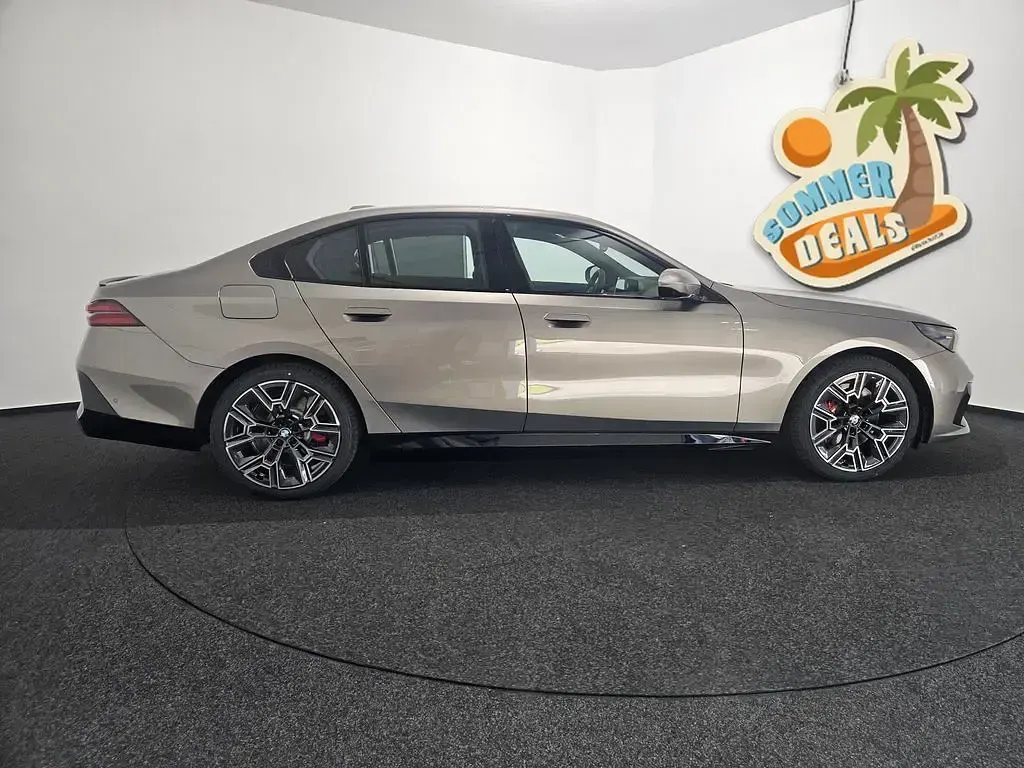 Neu BMW 550e M Sport 489 PS (359 kW) 2026 Grau Limousine