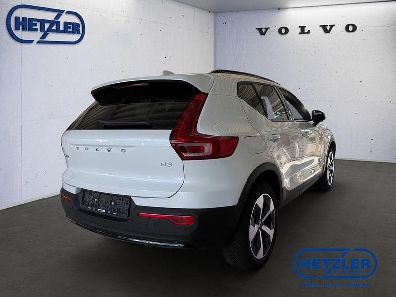 Neu Volvo XC40 Plus 163 PS (119 kW) 2025 Crystal white / metallic SUV