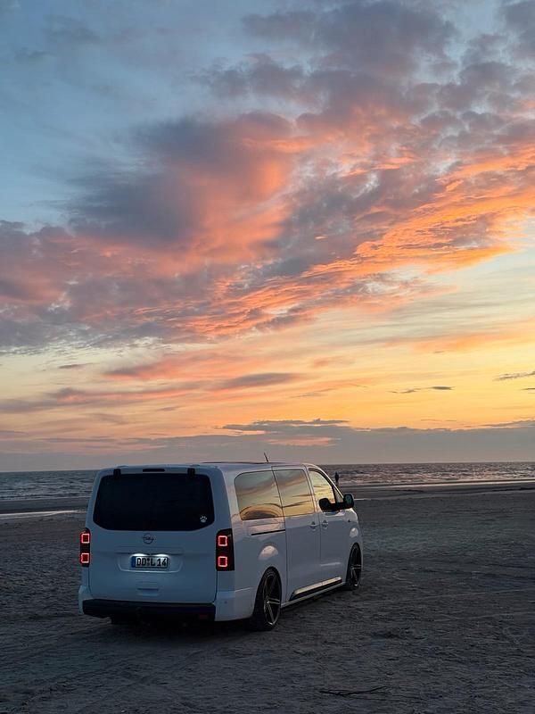 Weiß Gebraucht 2020 Opel Zafira Life Van / Kleinbus | 38.500 € (Teuer) - Bild 1/4