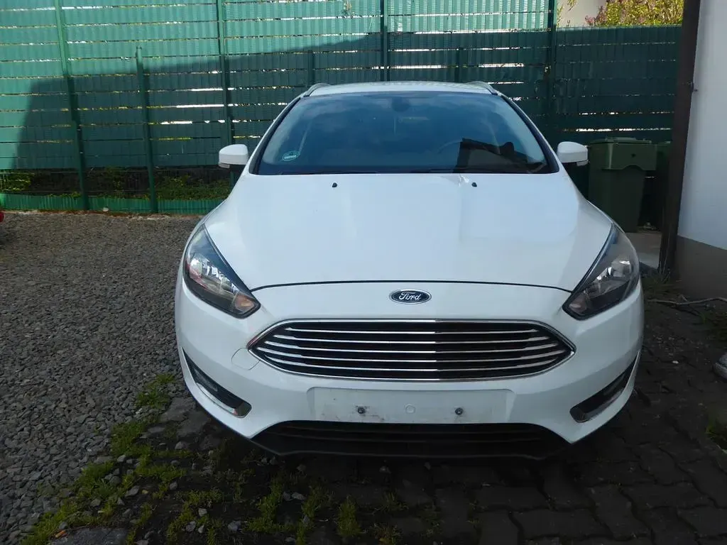 Käytetty Ford Focus Titanium 120 HP (88 kW) 2015 Valkoinen Sedan