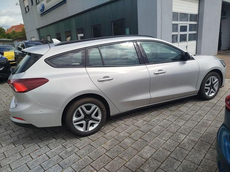 Używany Ford Focus Cool & Connect 125 KM (91 kW) 2022 Srebrny Sedan/Limuzyna