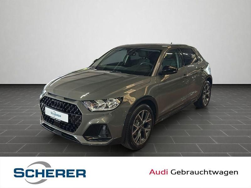 Chronosgrau metallic/mythossch Gebraucht 2023 Audi A1 Sport Kleinwagen | 22.400 € (Fairer Preis) - Bild 1/4