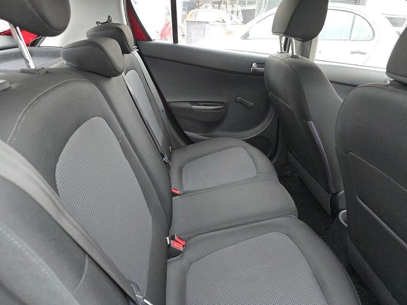 Gebraucht Hyundai i20 Trend 86 PS (63 kW) 2015 Rot Kleinwagen