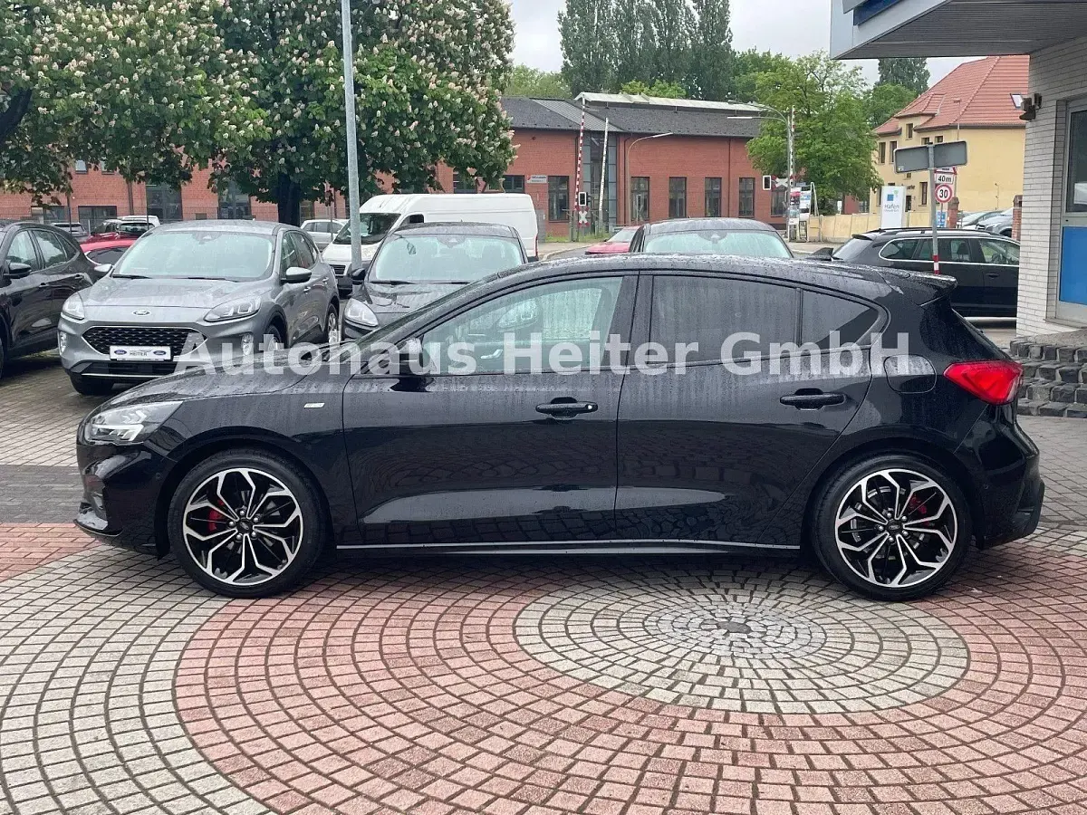 Używany Ford Focus ST-Line 155 KM (114 kW) 2021 Czarny Sedan/Limuzyna